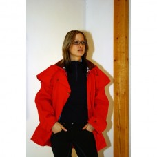 Australský tříčtvrteční nepromokavý kabát s koženým límcem v červené barvě a velikosti 5 = evropské 42